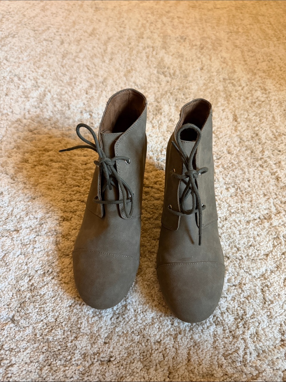 Tom’s Suede Lace-Up Ankle Boots in Olive- women’s size 9